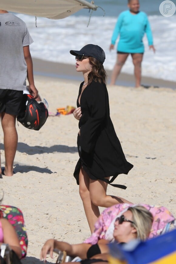 Jade Picon elegeu look com mood all black para dia de praia no Rio de Janeiro