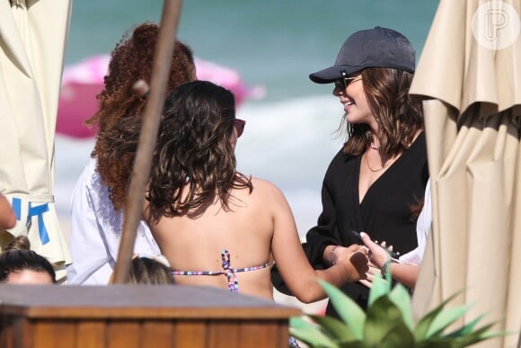 Jade Picon conversa com fãs durante ida à praia da Barra no Rio de Janeiro