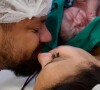 Viviane Araujo ganhou beijo do marido, Guilherme Militão, logo após o nascimento do filho, Joaquim
