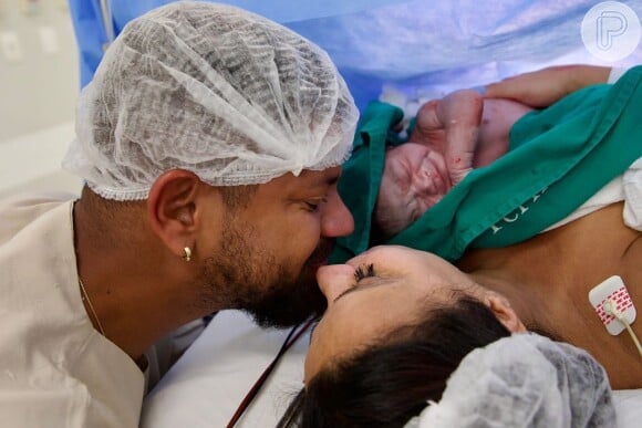 Viviane Araujo ganhou beijo do marido, Guilherme Militão, logo após o nascimento do filho, Joaquim