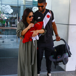 Viviane Araujo, com o filho nos braços, posou com o marido para os fotógrafos no local