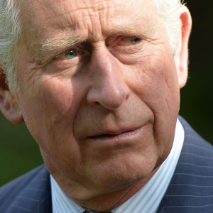 Príncipe Charles já assumiu publicamente a alcunha de Rei Charles III poucos minutos após a morte da Rainha Elizabeth II, aos 96 anos, ser anunciada ao público