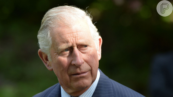 Príncipe Charles já assumiu publicamente a alcunha de Rei Charles III poucos minutos após a morte da Rainha Elizabeth II, aos 96 anos, ser anunciada ao público
