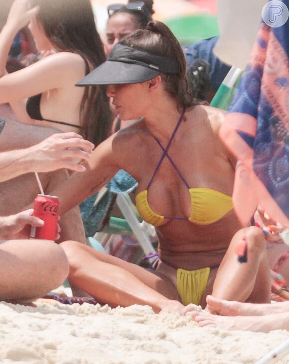 Deborah Secco usa biquíni de forma criativa em dia de praia no Rio