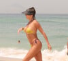 Deborah Secco desfila corpoão em praia do Rio