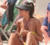 Deborah Secco aproveita dia de praia com amigos no Rio