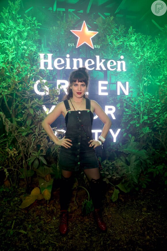 Bianca Bin escolheu uma jardineira para o Rock in Rio