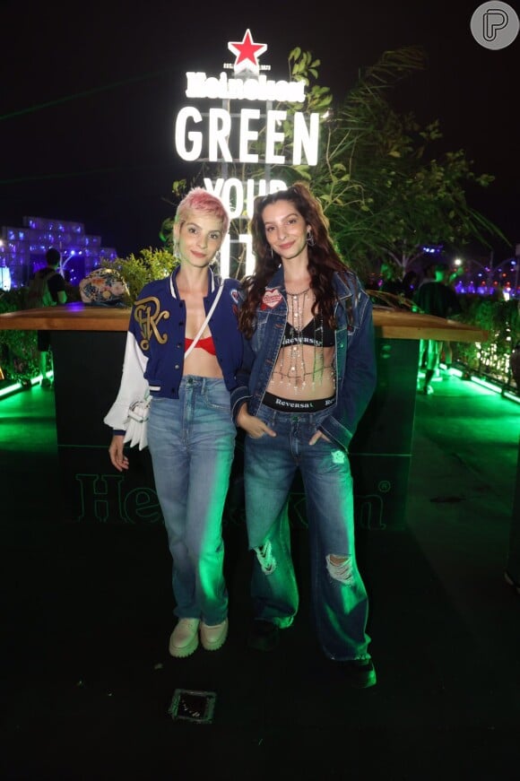 As gêmeas Michele Batista e Giselle Batista usaram looks parecidos no Rock in Rio