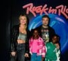 Giovanna Ewbank escolheu top com brilho, calça jeans destroyed e jaqueta para ir ao Rock in Rio