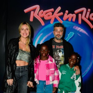 Giovanna Ewbank escolheu top com brilho, calça jeans destroyed e jaqueta para ir ao Rock in Rio