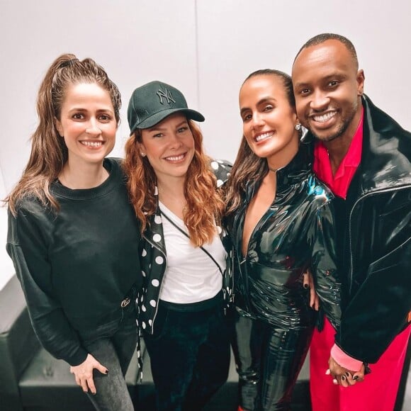 Fernanda Souza repostou a foto que quebrou a internet, onde ela e a namorada, Eduarda Porto, aparecem com Thiaguinho e Carol Peixinho