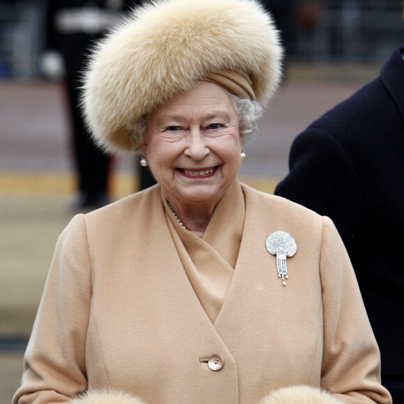 Rainha Elizabeth II fazia meia para seus cães como presente de natal