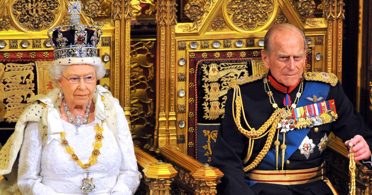 Elizabeth II será enterrada com aliança de casamento co Philip - Purepeople