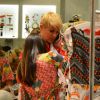 Xuxa foi clicada fazendo compras em um shopping da Barra da Tijuca, na Zona Oeste do Rio, na tarde desta segunda-feira, 22 de dezembro de 2014. Acompanhada por seguranças, a apresentadora escolheu algumas roupas e posou para fotos com uma fã mirim