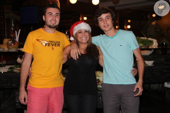 Os netos de Susana Vieira, Rafael e Bruno, também estiveram na confraternização