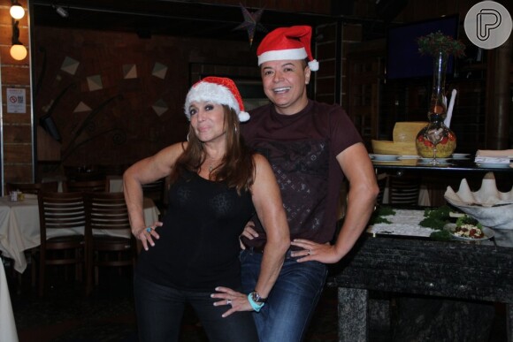 Deborah Secco e Susana Vieira se reúnem com funcionários da Globo para festa de confraternização, nesta segunda-feira, 22 de dezembro de 2014