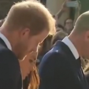 Meghan Markle, Kate Middleton, Harry e William foram vistos juntos visitando as homenagens à rainha