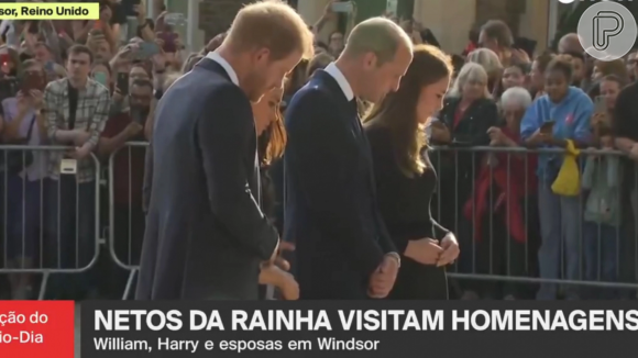 Meghan Markle, Kate Middleton, Harry e William foram vistos juntos visitando as homenagens à rainha