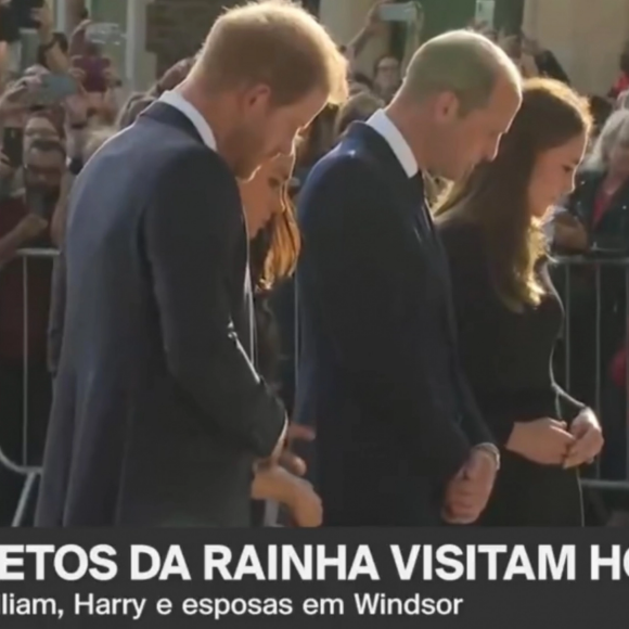 Meghan Markle, Kate Middleton, Harry e William foram vistos juntos visitando as homenagens à rainha