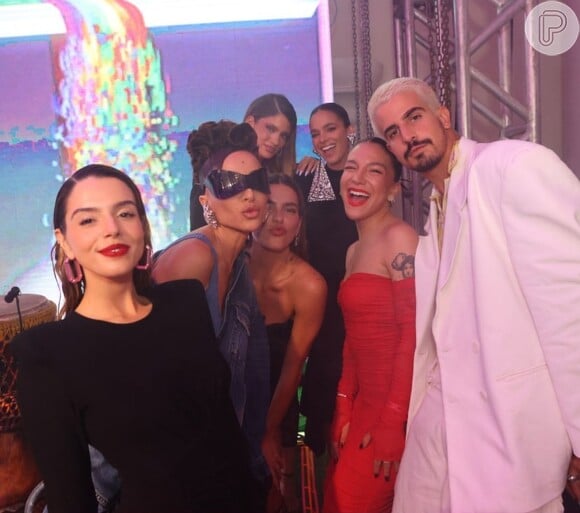 Bruna Marquezine e Enzo Celulari posaram juntos para uma foto entre amigos