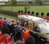 Carro fúnebre com o corpo da rainha Elizabeth II chegando ao Castelo de Windsor