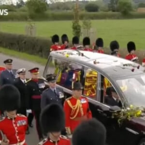 Carro fúnebre com o corpo da rainha Elizabeth II chegando ao Castelo de Windsor