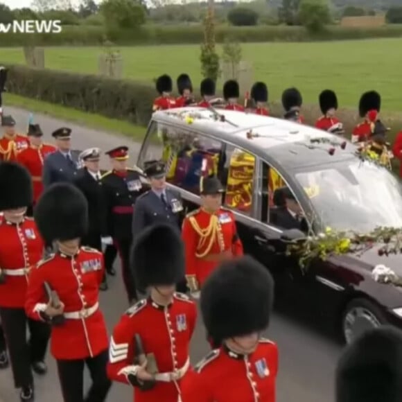 Carro fúnebre com o corpo da rainha Elizabeth II chegando ao Castelo de Windsor
