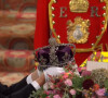 Coroa colocada sobre caixão da rainha Elizabeth II tem 2.868 diamantes, 273 pérolas, 17 safiras, 11 esmeraldas e cinco rubis