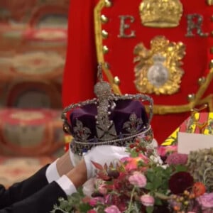Coroa colocada sobre caixão da rainha Elizabeth II tem 2.868 diamantes, 273 pérolas, 17 safiras, 11 esmeraldas e cinco rubis