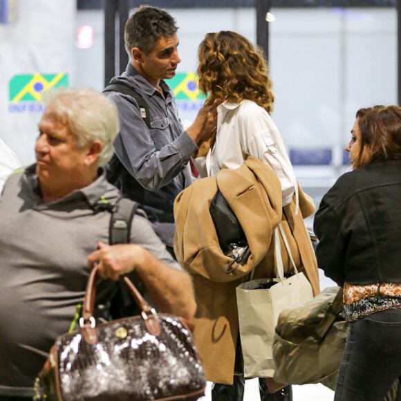 Camila Pitanga e Patrick Pessoa foram vistos em clima de romance no Aeroporto Santos Dumont, no Rio de Janeiro