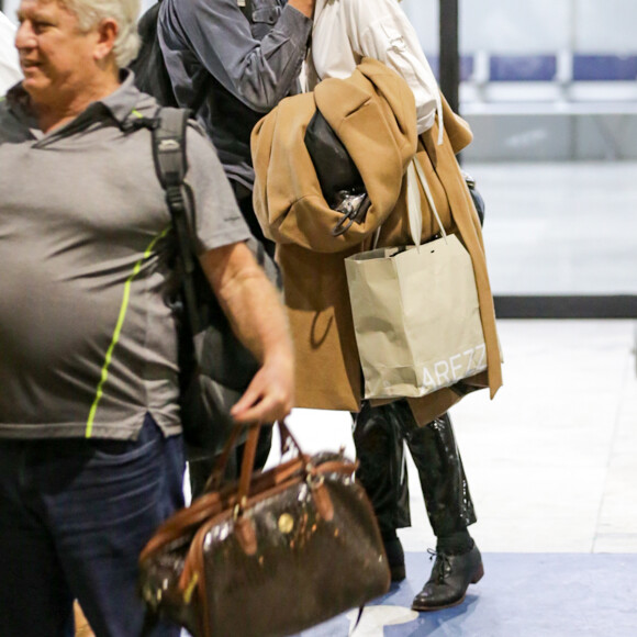 Beijo de Camila Pitanga e Patrick Pessoa em aeroporto