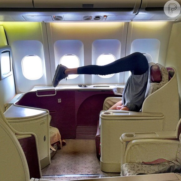 Izabel Goulart pratica ioga em primeira classe de avião: 'Para o alto e avante', legendou ela na imagem compartilhada no Instagram, nesta terça-feira, 23 de dezembro de 2014