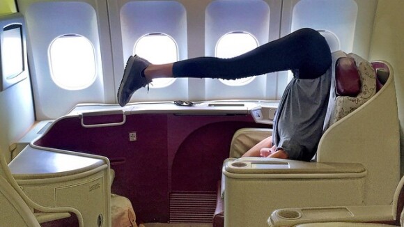 Izabel Goulart pratica ioga em primeira classe de avião: 'Para o alto e avante'