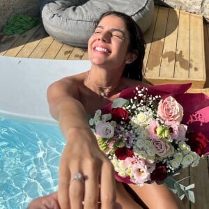 Hariany Almeida foi pedida em casamento na Grécia e mostrou anel de noivado