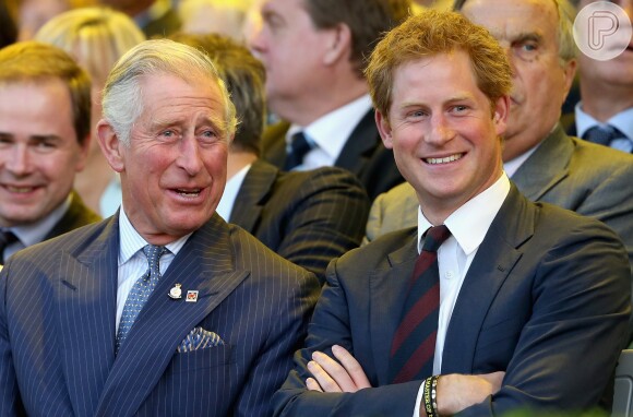 Príncipe Harry e o então Príncipe Charles teriam se cumprimentado calorosamente no encontro