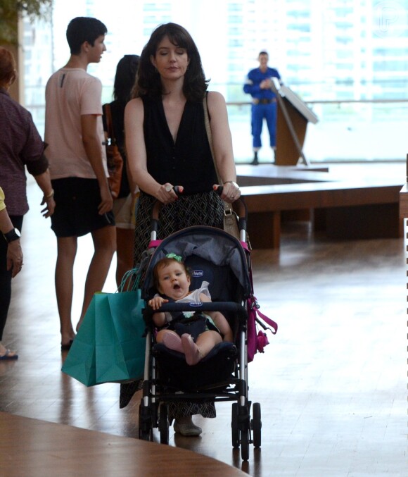 Larissa Maciel passeia com a filha de 10 meses, Milena, em shopping no Rio de Janeiro, nesta terça-feira, 23 de dezembro de 2014