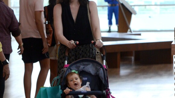 Larissa Maciel faz compras com a filha, Milena, em shopping do Rio de Janeiro