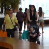 Larissa Maciel passeia com a filha de 10 meses, Milena, em shopping no Rio de Janeiro
