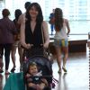 Larissa Maciel passeia com a filha de 10 meses, Milena, em shopping no Rio de Janeiro
