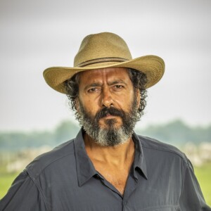 "Pantanal": José Leôncio (Marcos Palmeira) vai olhar para a fotografia do Velho do Rio (Osmar Prado) sentirá uma dor muito forte no peito e vai morrer