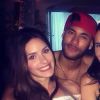 Neymar estaria vivendo um romance com a estudante de medicina Camila Karam, abraçada ao jogador na foto