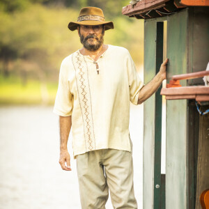 "Pantanal": Eugênio (Almir Sater) deixará sua chalana