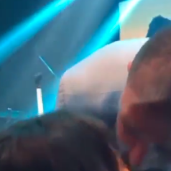 Diogo Nogueira beijou Paolla Oliveira de cima do palco