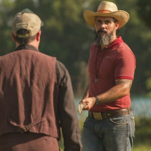 "Pantanal": Tenório (Murilo Benício) será atacado com a zagaia por Alcides (Juliano Cazarré) 