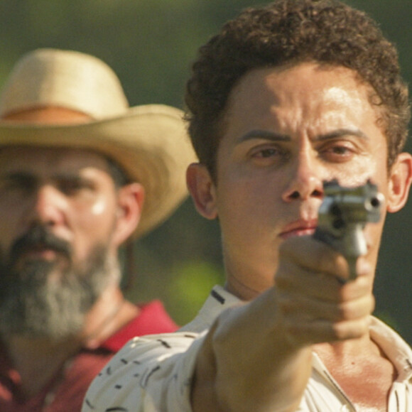 "Pantanal": Zaquieu (Silvero Pereira) ajuda Alcides (Juliano Cazarré) a se vingar de Tenório (Murilo Benício)