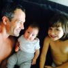 Malvino Salvador posa com as filhas Ayra e Sofia nesta quarta-feira, 24 de dezembro de 2014, em sua casa no Rio de Janeiro