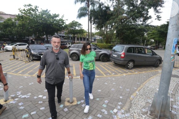 Anitta chegou ao Brasil neste sábado (1) para votar no primeiro turno