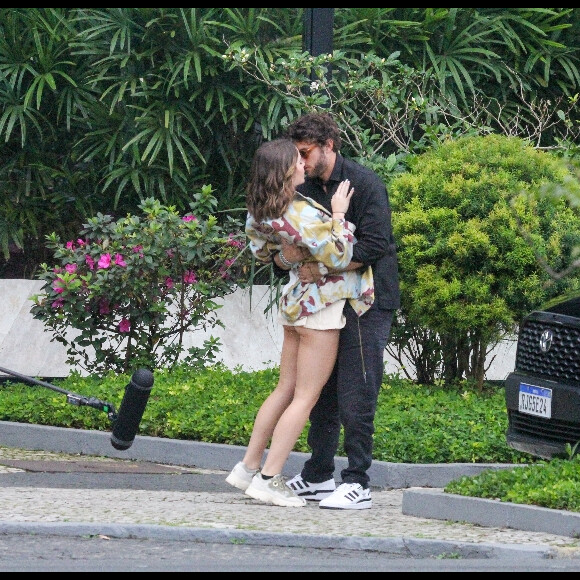 Novela 'Travessia': beijão de Ari (Chay Suede) e Chiara (Jade Picon) não escapou das lentes do paparazzo