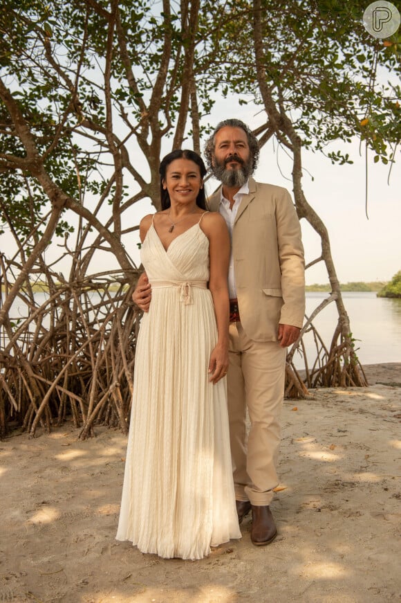 No fim da novela 'Pantanal' tem casamento de Filó (Dira Paes) e José Leôncio (Marcos Palmeira)