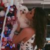 Bruna Marquezine posa com cachorro usando vestido curto, em 24 de dezembro de 2014: 'Feliz Natal'
